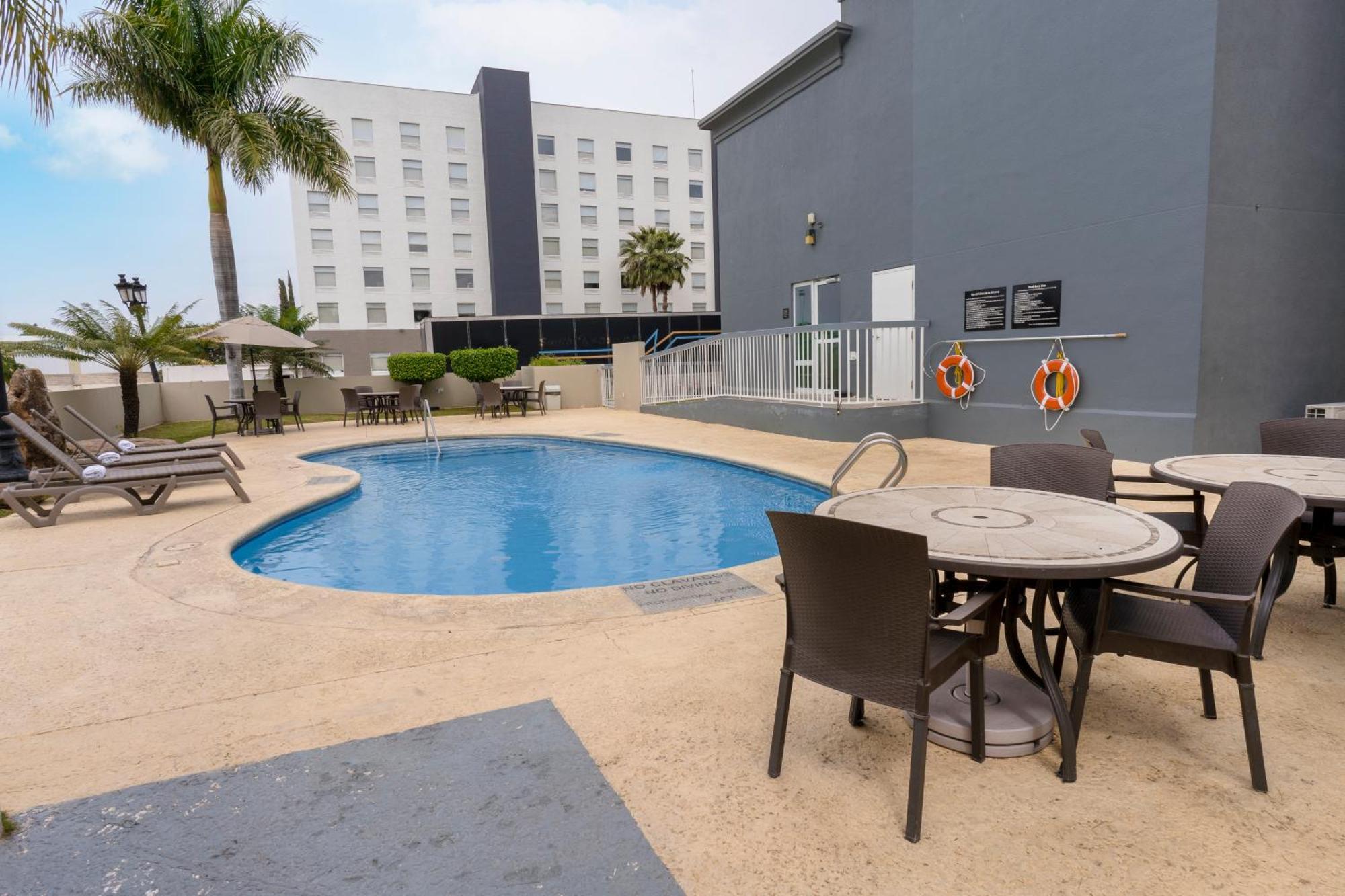 Hampton Inn by Hilton Guadalajara-Aeropuerto Las Pintas Bagian luar foto